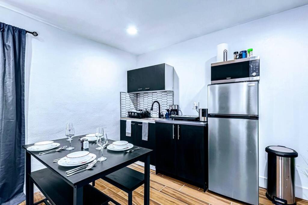 Phoenix Retreat - 1 Bedroom King Suite With 2 Smart Tvs - 10 Min From Airp - Unit B Luaran gambar