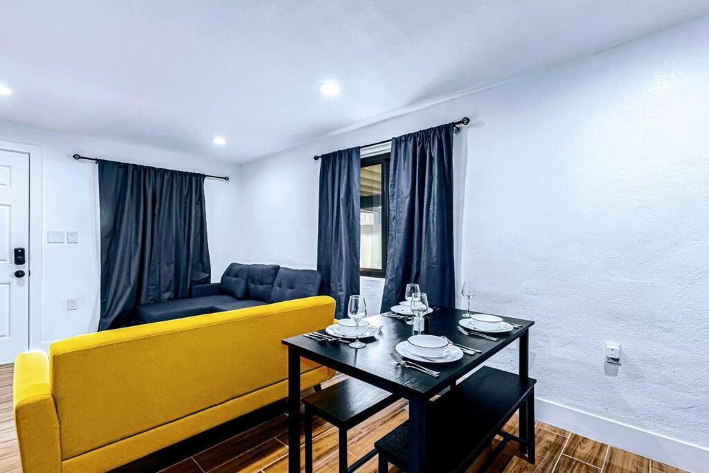 Phoenix Retreat - 1 Bedroom King Suite With 2 Smart Tvs - 10 Min From Airp - Unit B Luaran gambar